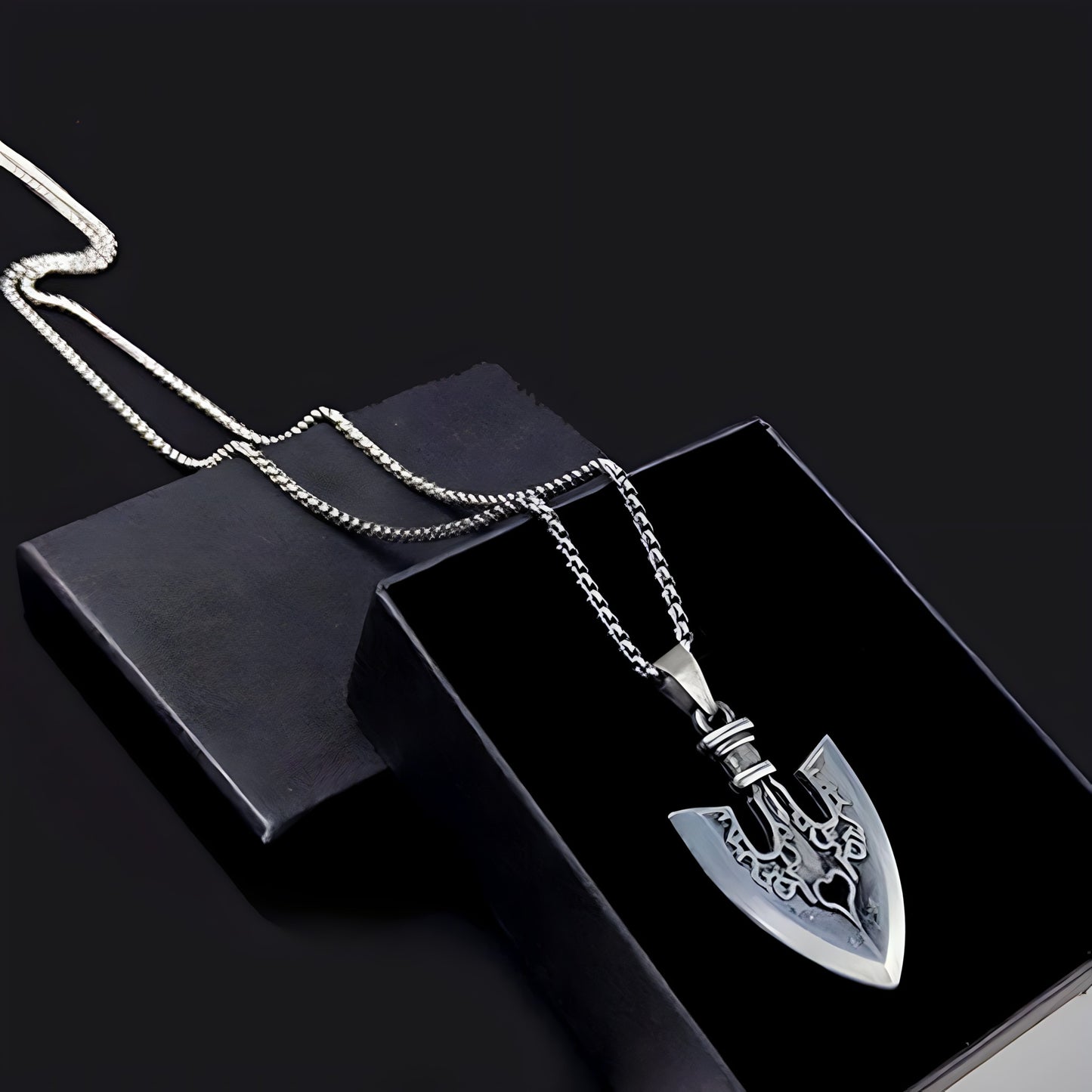 REQUIEM ARROW PENDANT